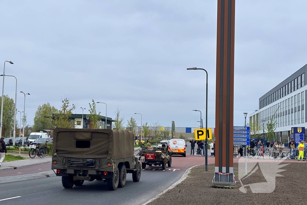 Spelersbus FC Cambuur begeleidt door historische voertuigen