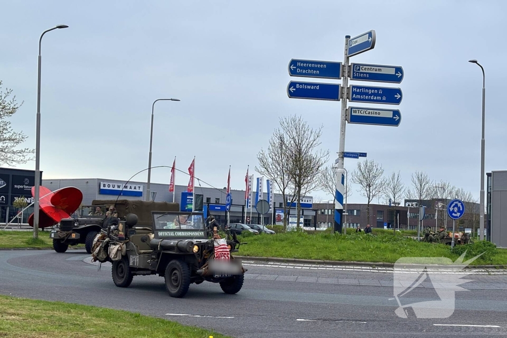 Spelersbus FC Cambuur begeleidt door historische voertuigen