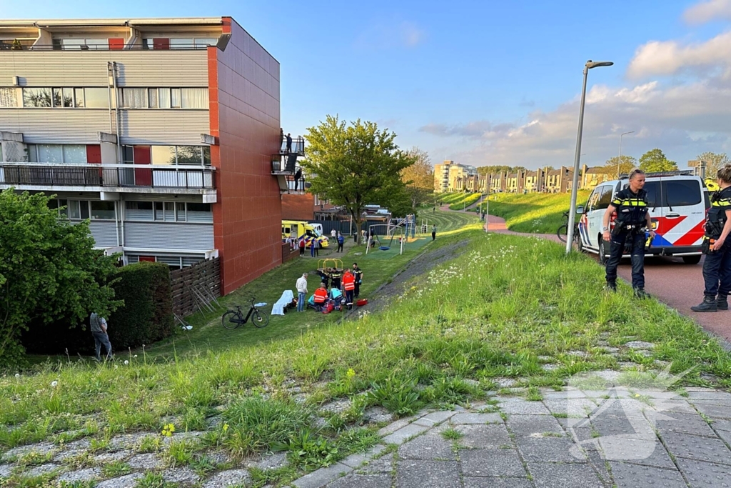 Persoon belandt onderaan dijk bij ongeval