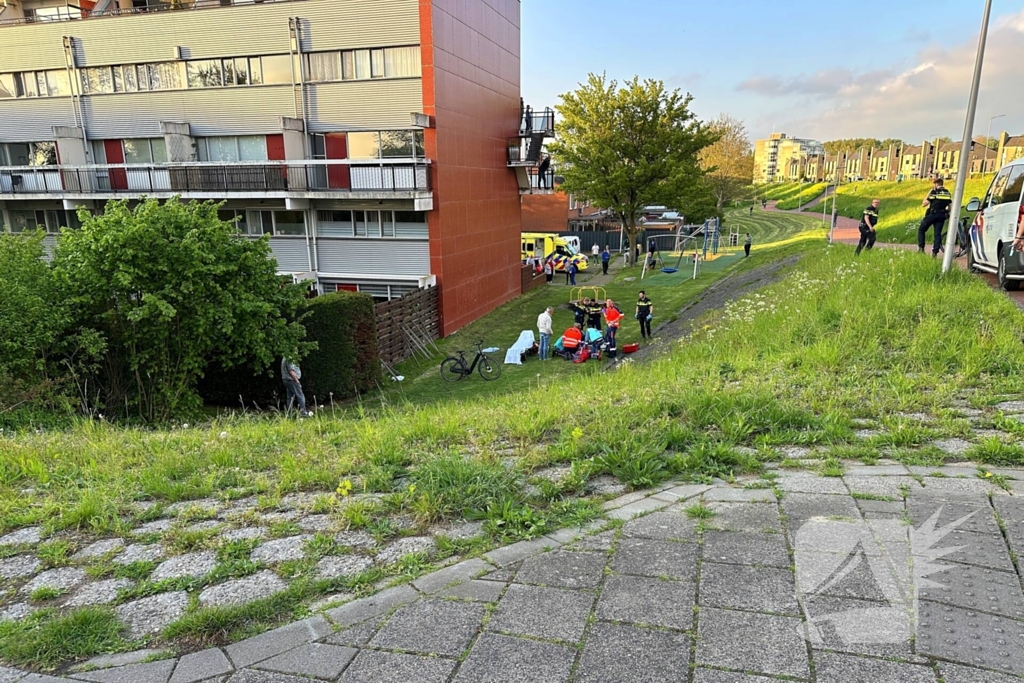 Persoon belandt onderaan dijk bij ongeval