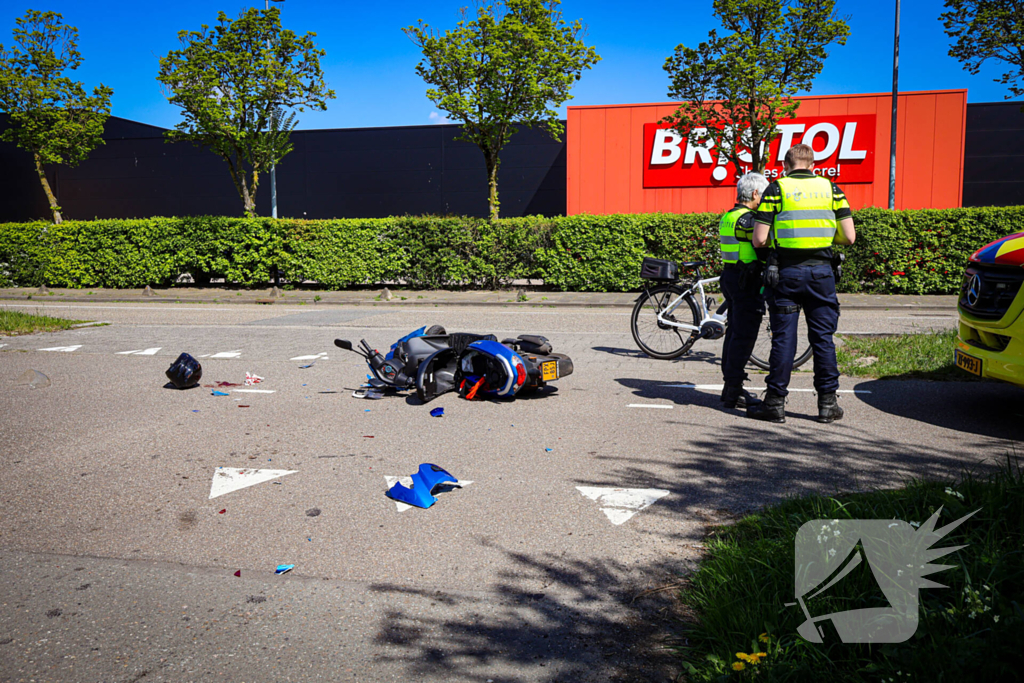 Scooterrijder gewond bij aanrijding met automobilist