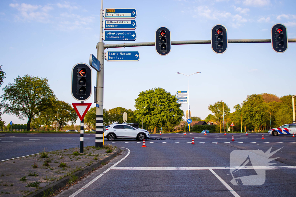 Auto belandt op zijkant bij botsing op drukke kruising