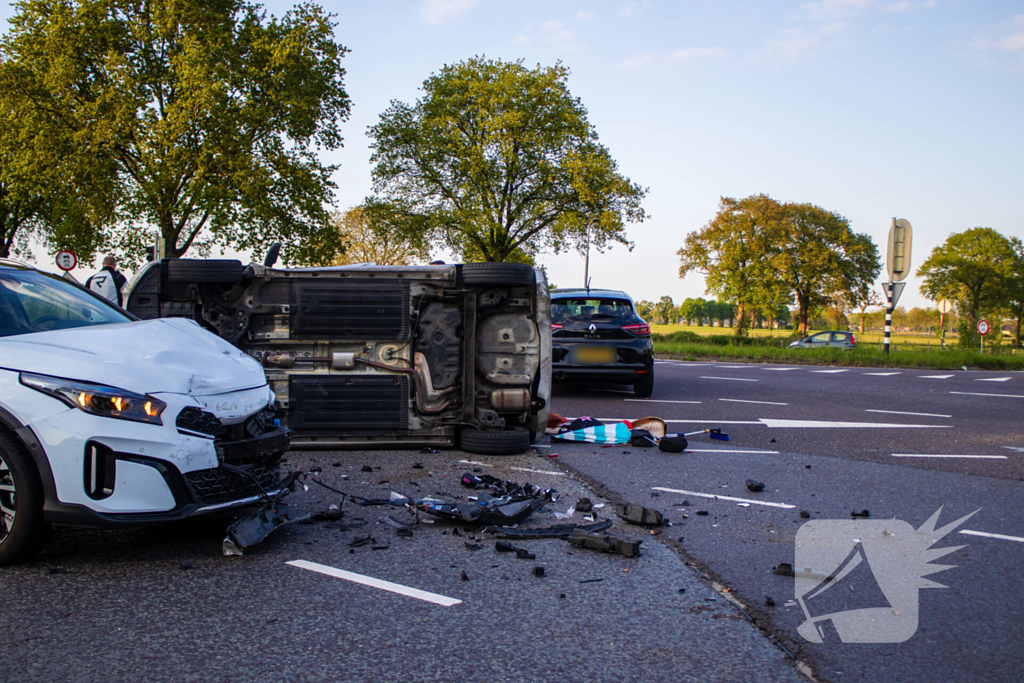 Auto belandt op zijkant bij botsing op drukke kruising