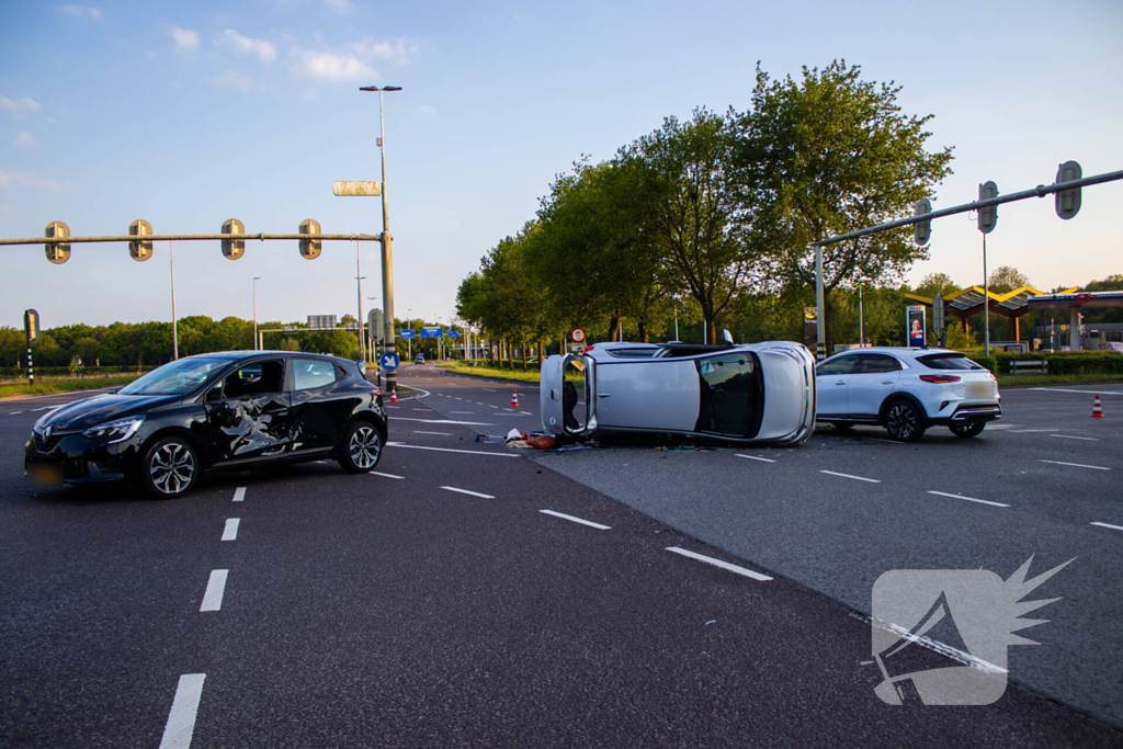 Auto belandt op zijkant bij botsing op drukke kruising