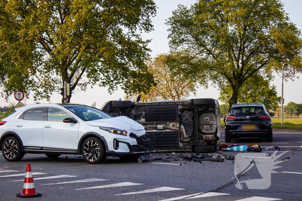 Auto belandt op zijkant bij botsing op drukke kruising