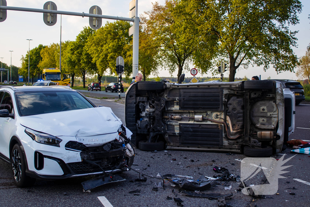 Auto belandt op zijkant bij botsing op drukke kruising
