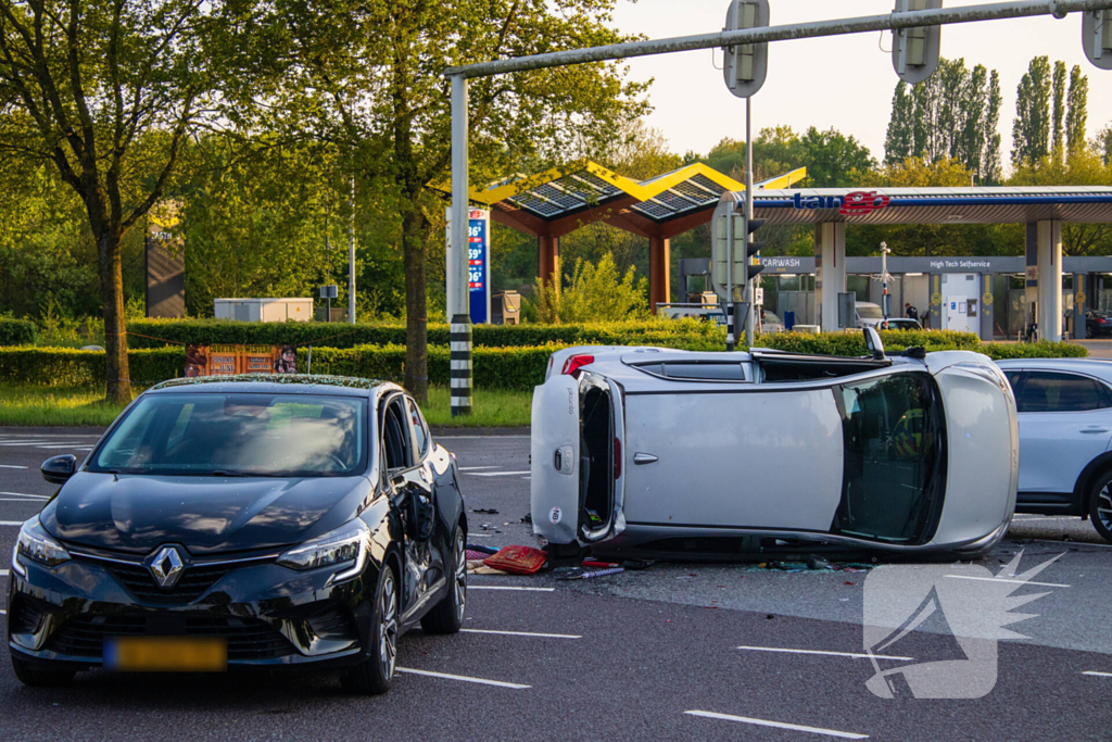 Auto belandt op zijkant bij botsing op drukke kruising