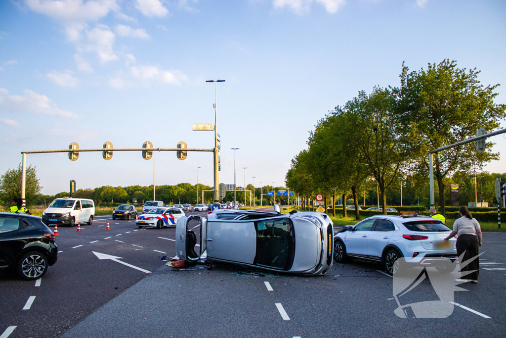 Auto belandt op zijkant bij botsing op drukke kruising