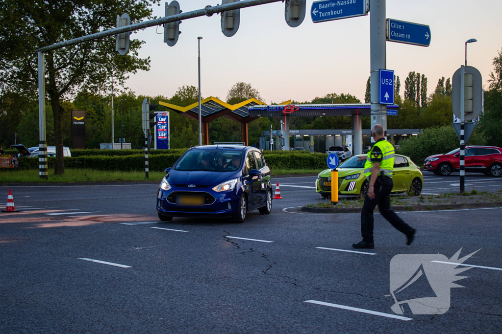 Auto belandt op zijkant bij botsing op drukke kruising
