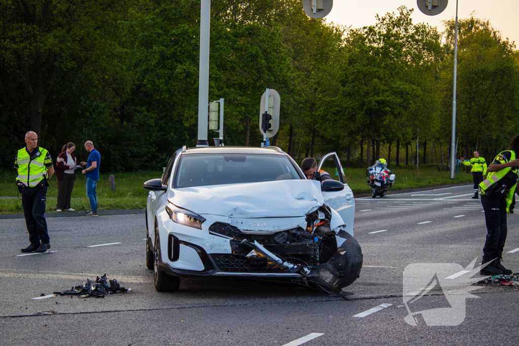 Auto belandt op zijkant bij botsing op drukke kruising