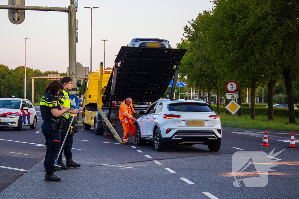 Auto belandt op zijkant bij botsing op drukke kruising