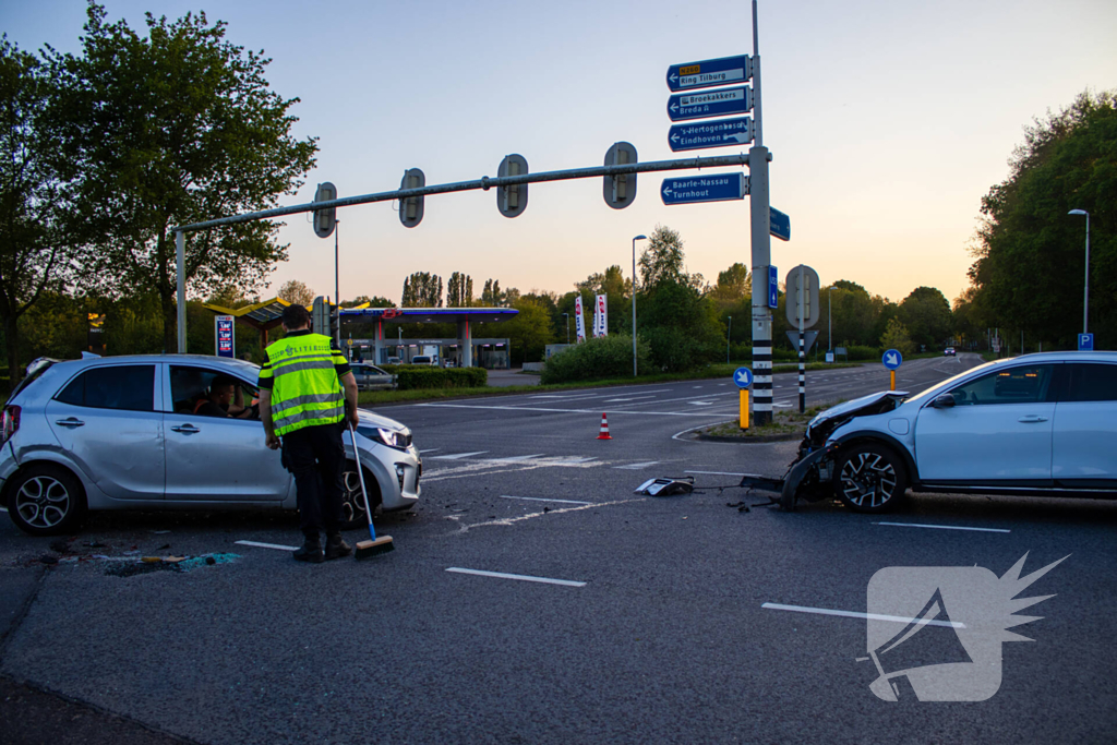 Auto belandt op zijkant bij botsing op drukke kruising
