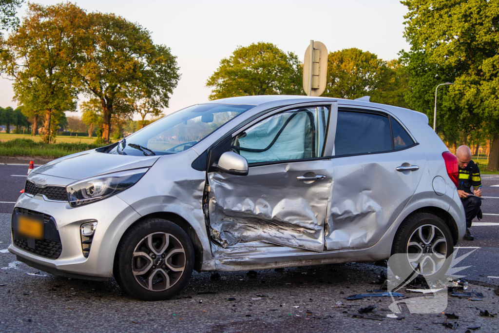 Auto belandt op zijkant bij botsing op drukke kruising