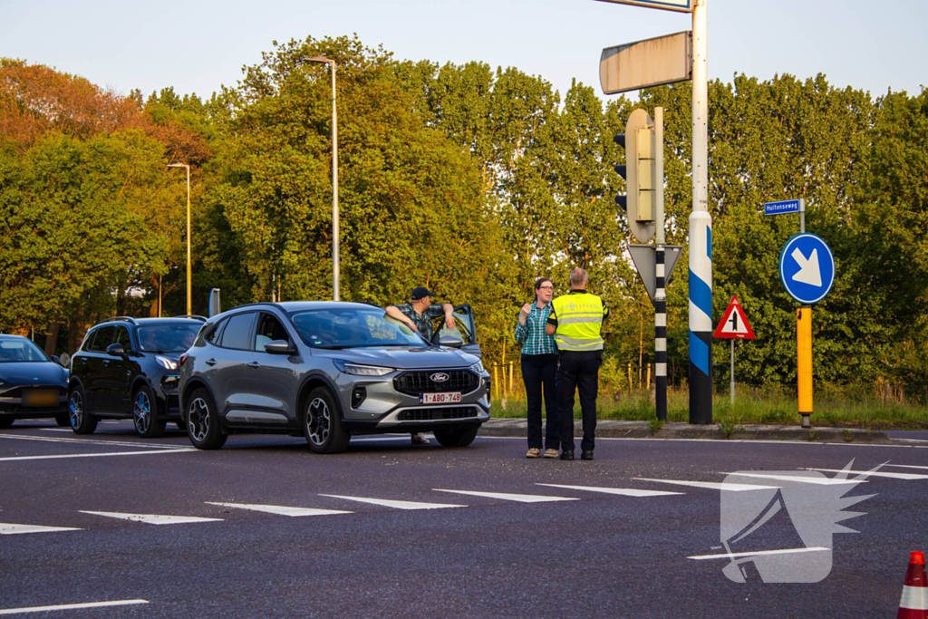 Auto belandt op zijkant bij botsing op drukke kruising
