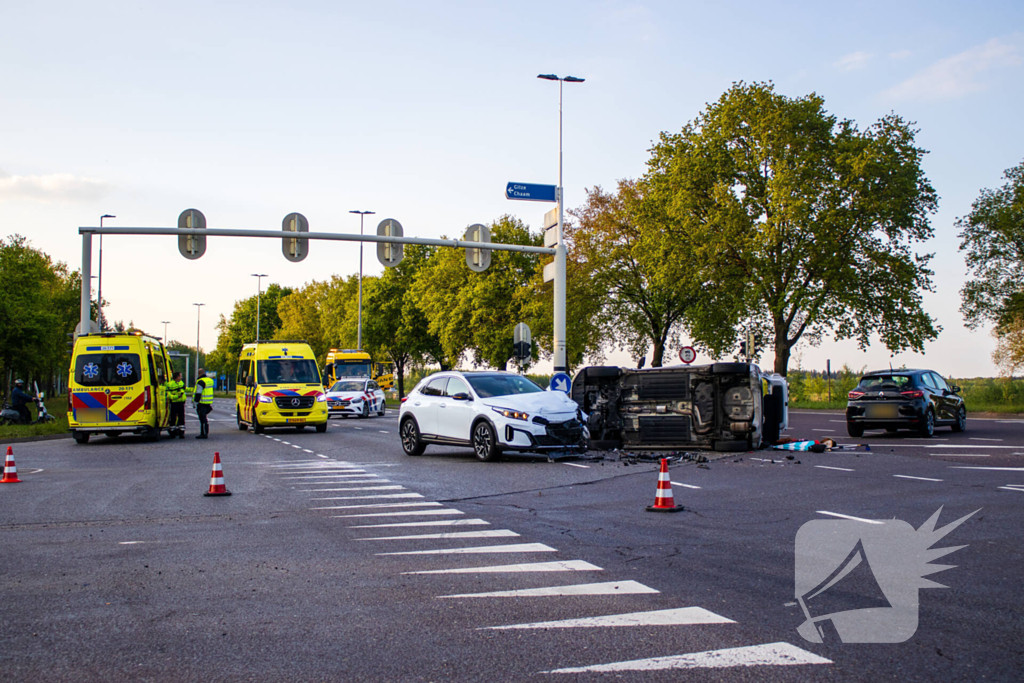 Auto belandt op zijkant bij botsing op drukke kruising