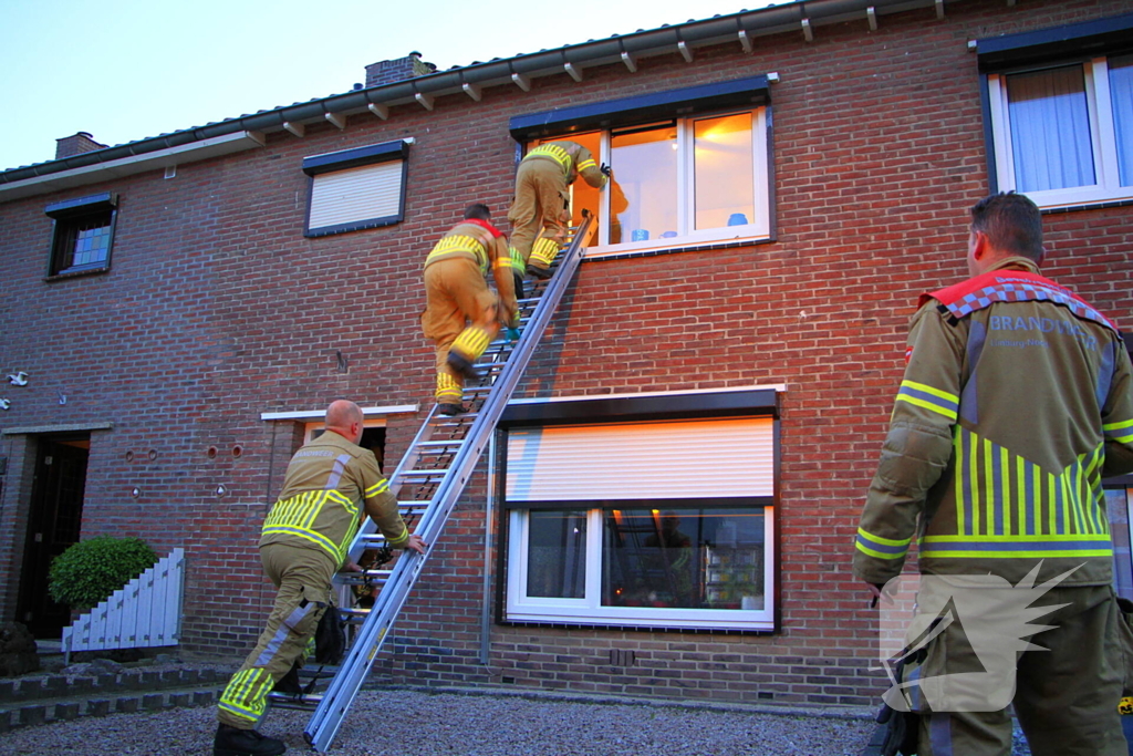 Brandweer klimt naar binnen om vrouw op traplift te bevrijden