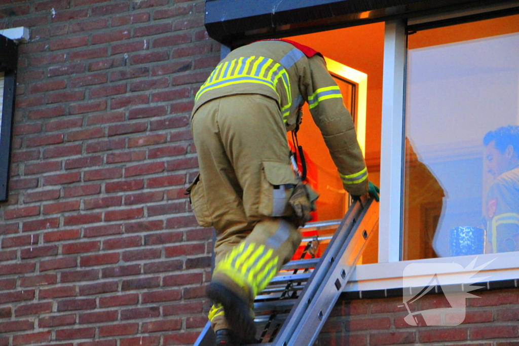 Brandweer klimt naar binnen om vrouw op traplift te bevrijden