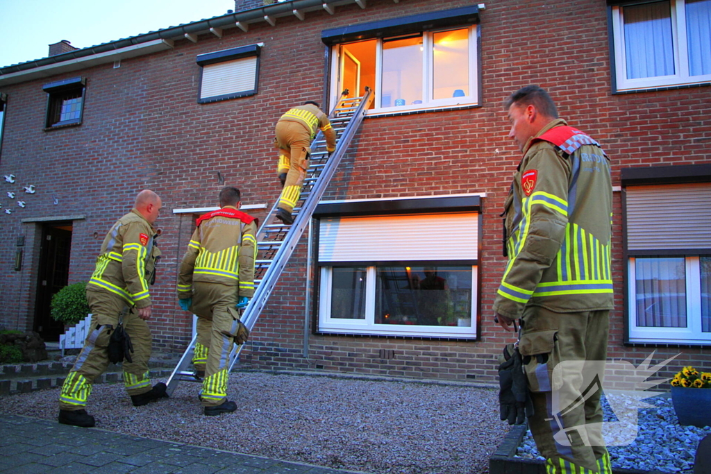 Brandweer klimt naar binnen om vrouw op traplift te bevrijden
