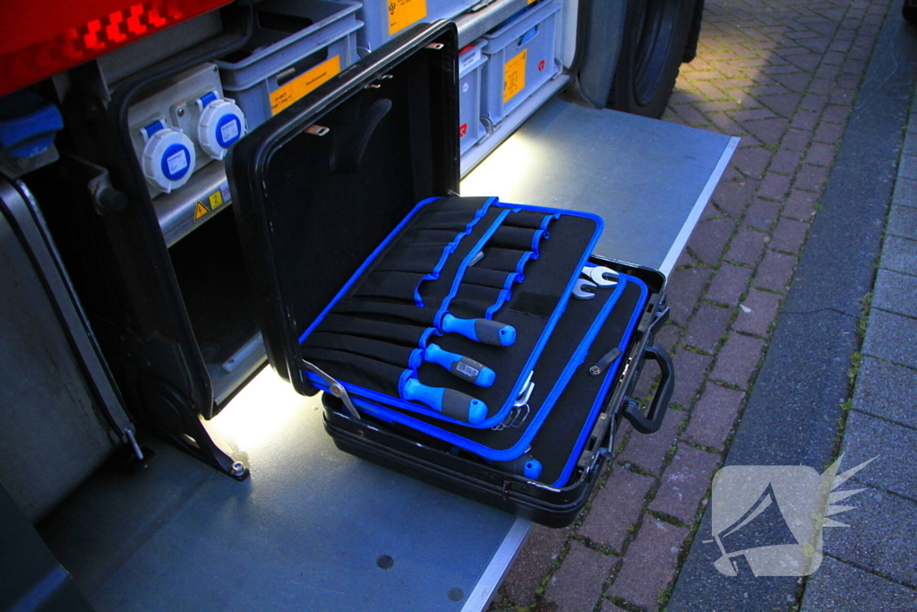 Brandweer klimt naar binnen om vrouw op traplift te bevrijden