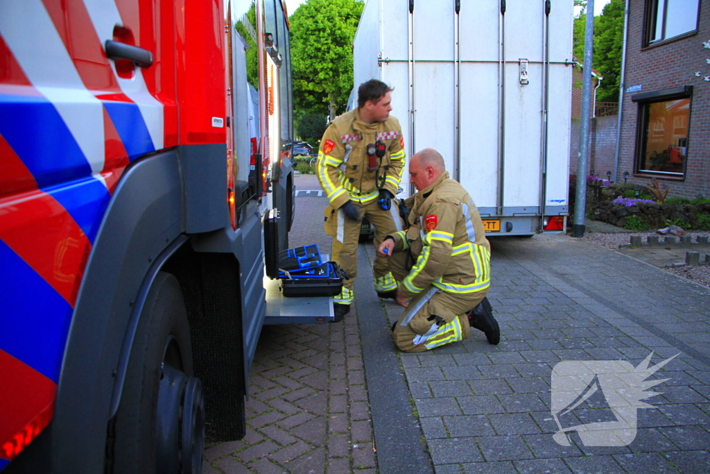 Brandweer klimt naar binnen om vrouw op traplift te bevrijden
