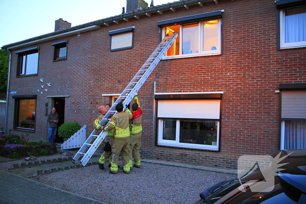 Brandweer klimt naar binnen om vrouw op traplift te bevrijden