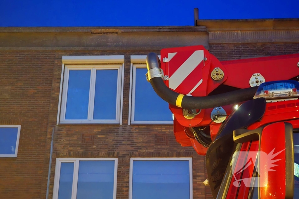 Brokstukken op stoep van gevel