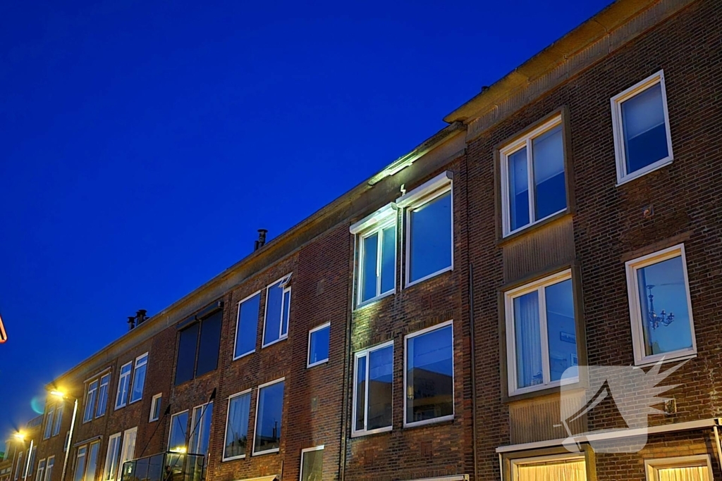 Brokstukken op stoep van gevel