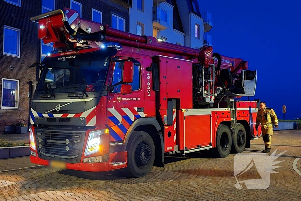 Brokstukken op stoep van gevel