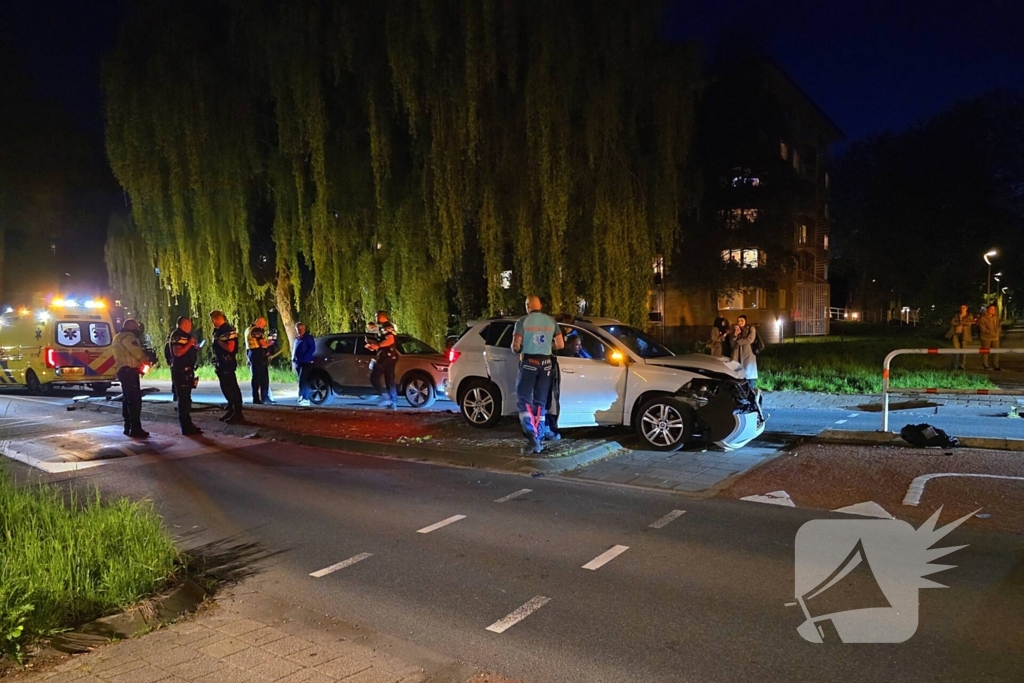Ravage nadat auto over straatmeubilair rijdt