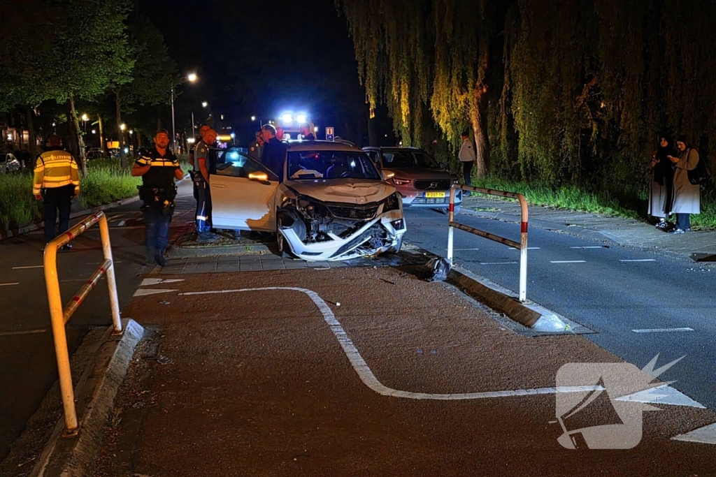 Ravage nadat auto over straatmeubilair rijdt