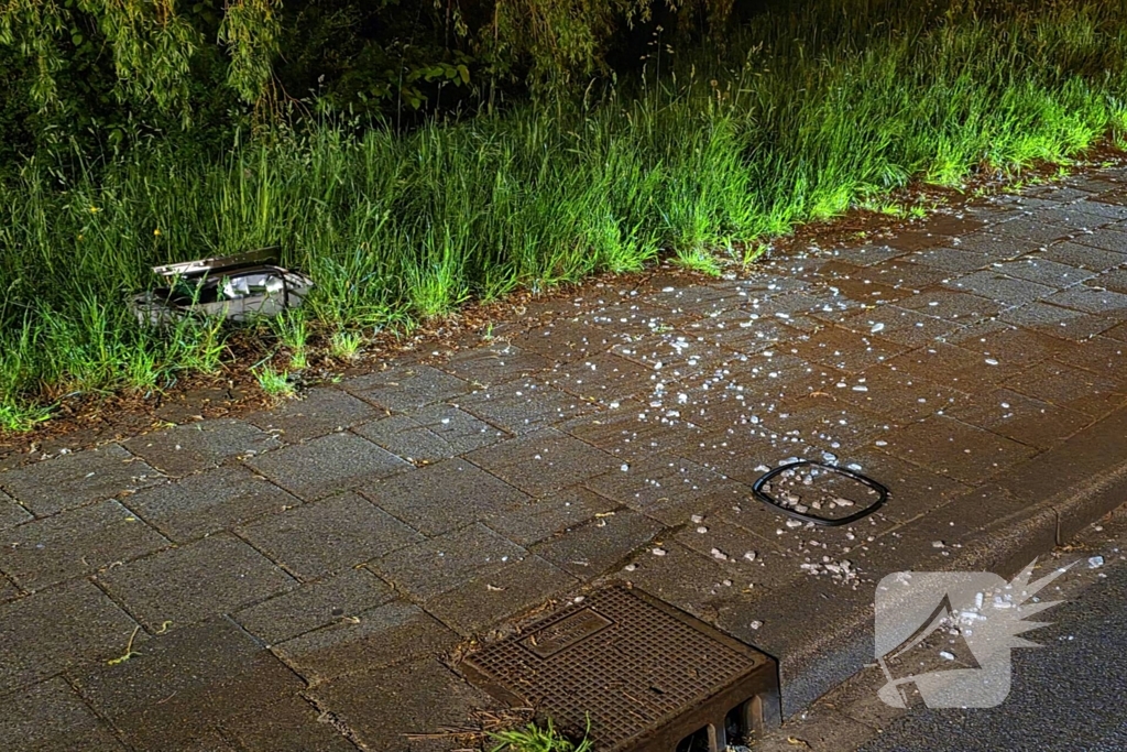 Ravage nadat auto over straatmeubilair rijdt