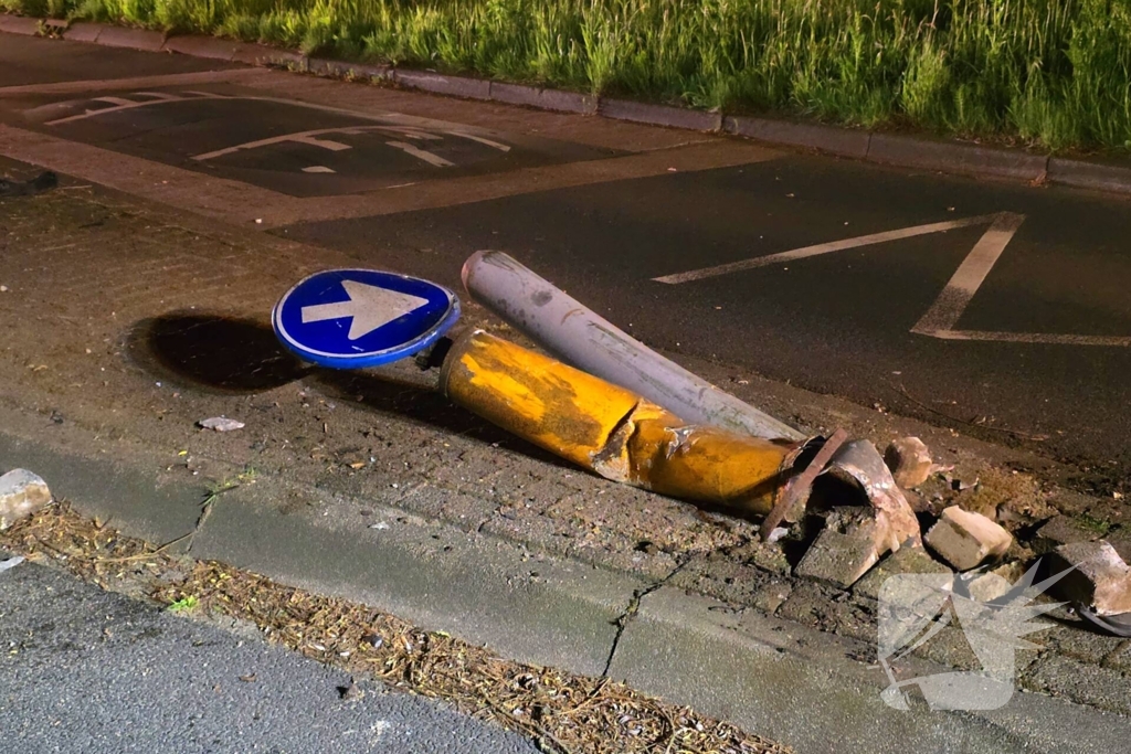 Ravage nadat auto over straatmeubilair rijdt