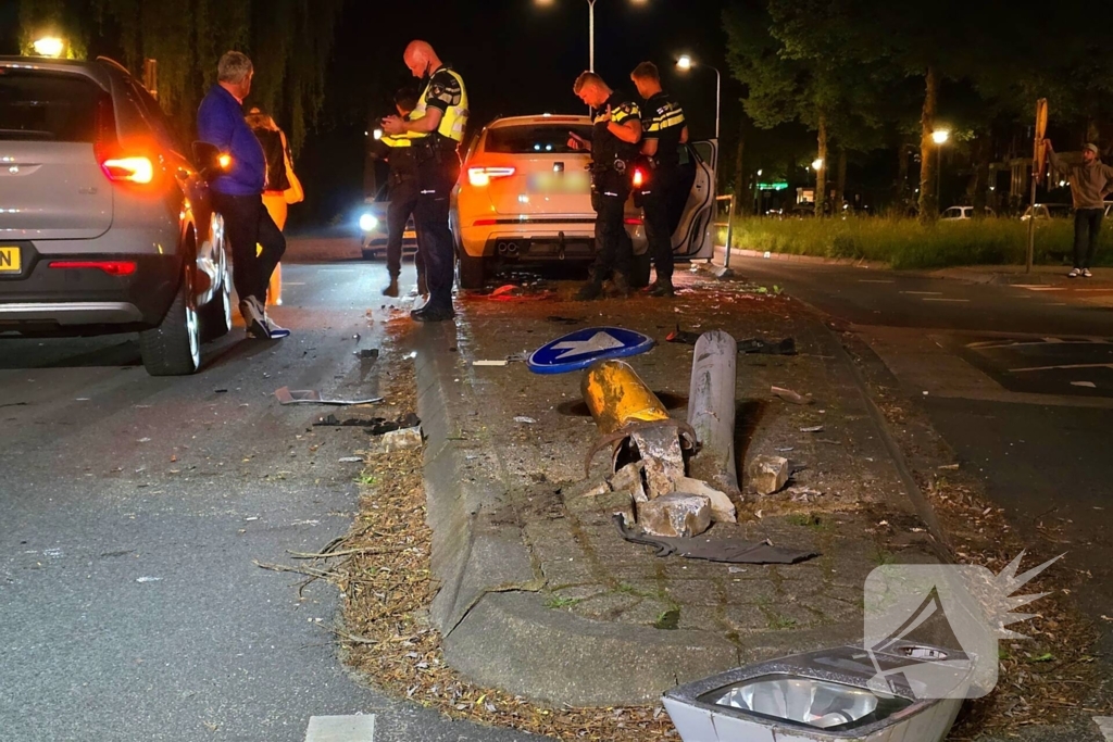 Ravage nadat auto over straatmeubilair rijdt