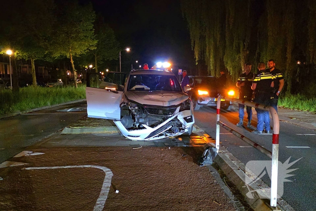 Ravage nadat auto over straatmeubilair rijdt