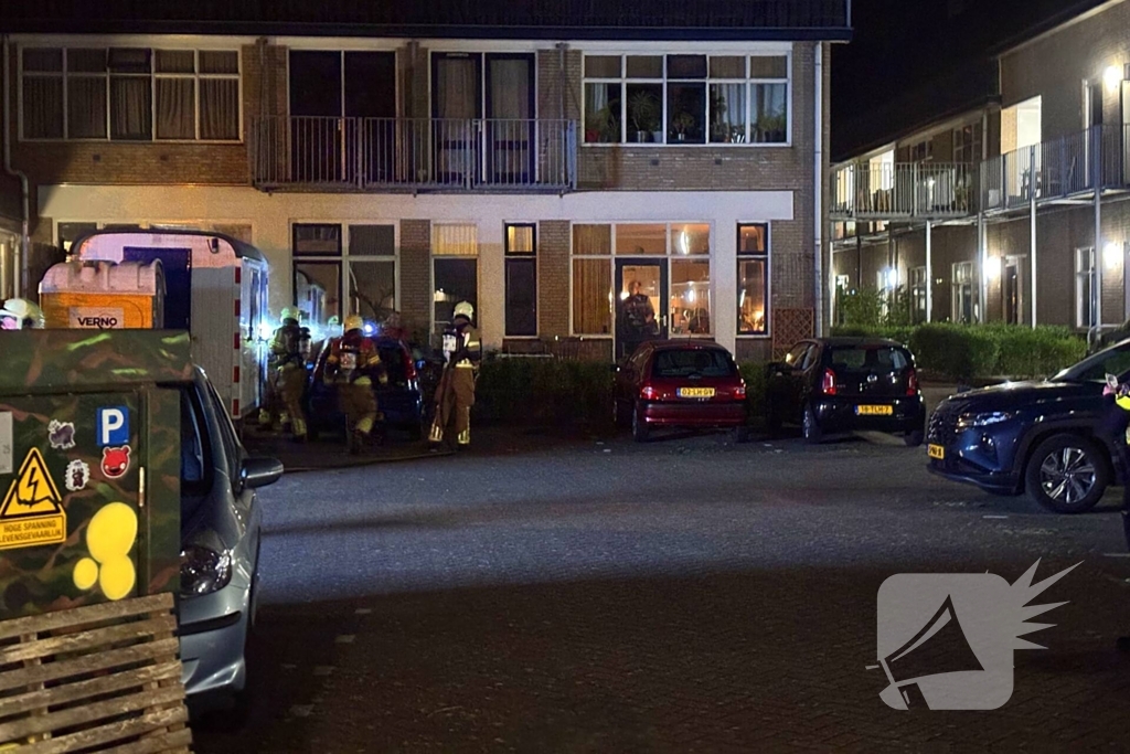 Brandweer blust brand in schaftkeet