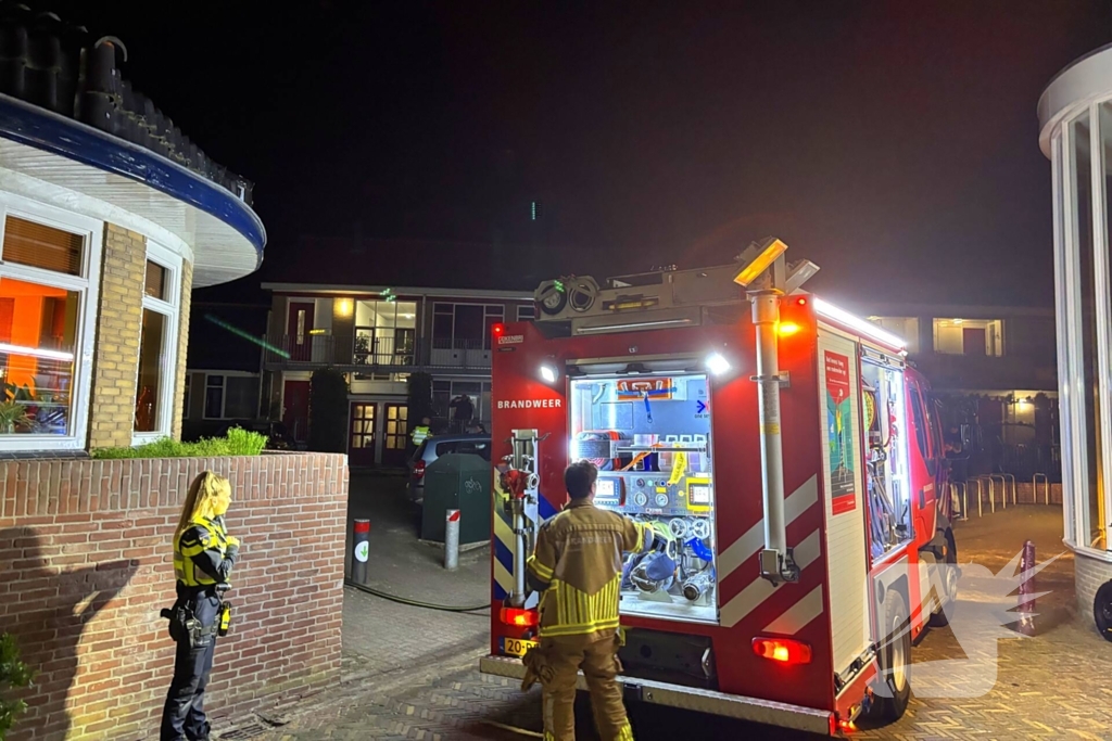 Brandweer blust brand in schaftkeet
