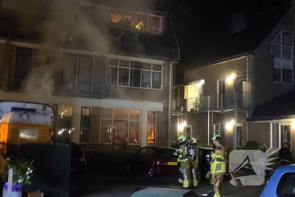 Brandweer blust brand in schaftkeet