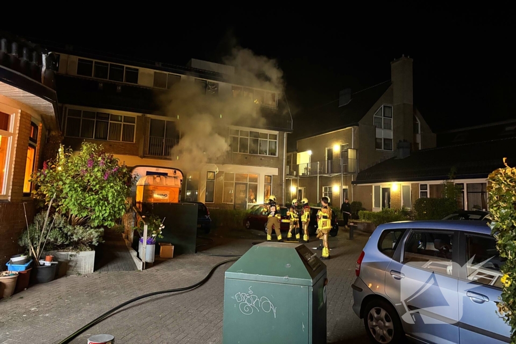 Brandweer blust brand in schaftkeet