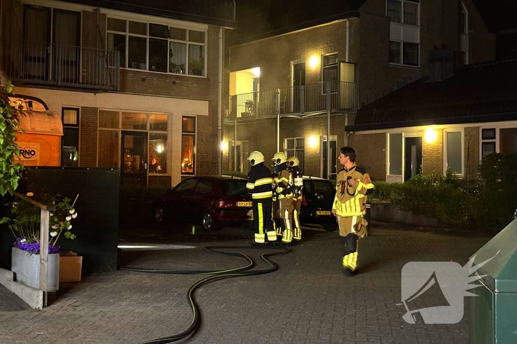 Brandweer blust brand in schaftkeet