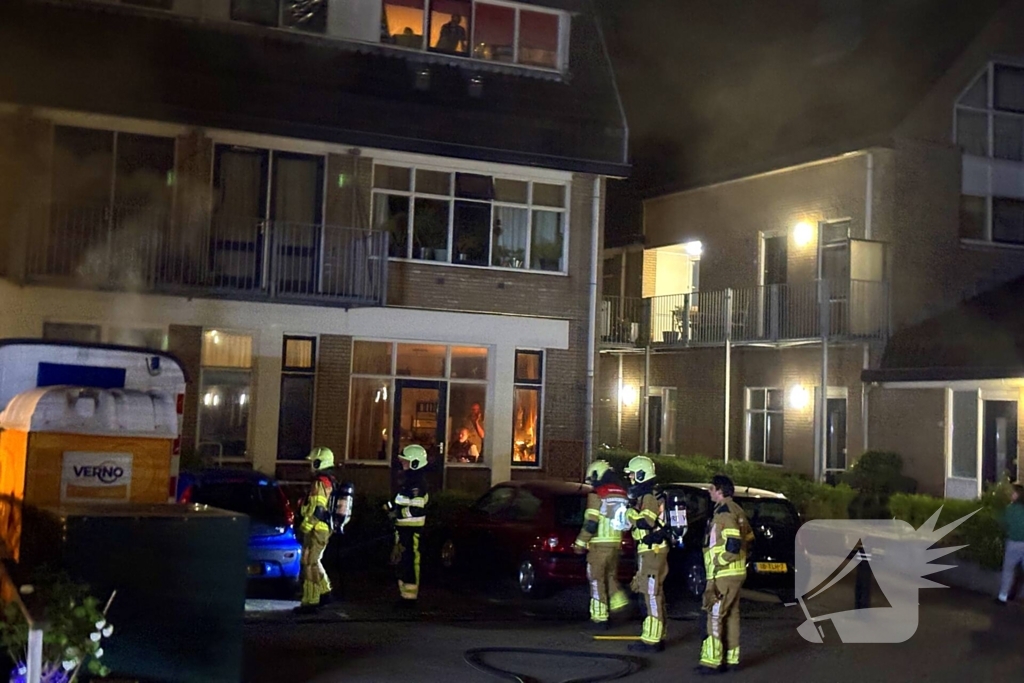 Brandweer blust brand in schaftkeet