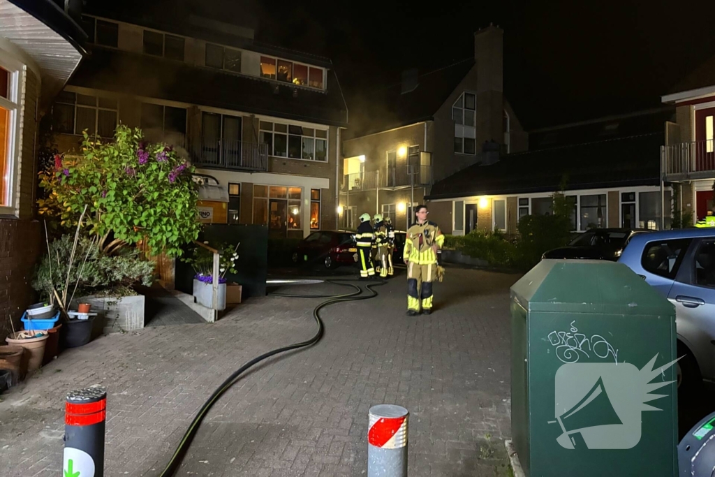 Brandweer blust brand in schaftkeet