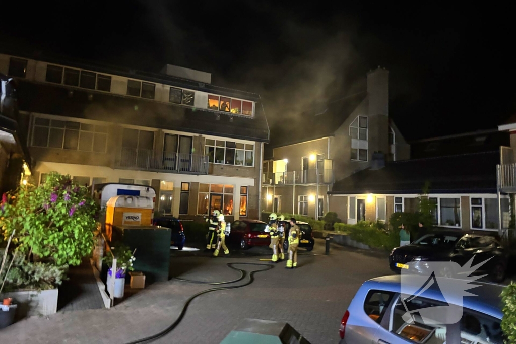 Brandweer blust brand in schaftkeet