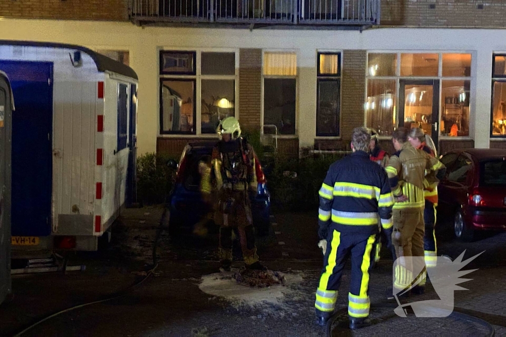 Brandweer blust brand in schaftkeet