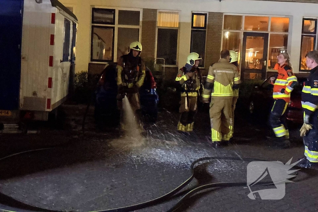 Brandweer blust brand in schaftkeet