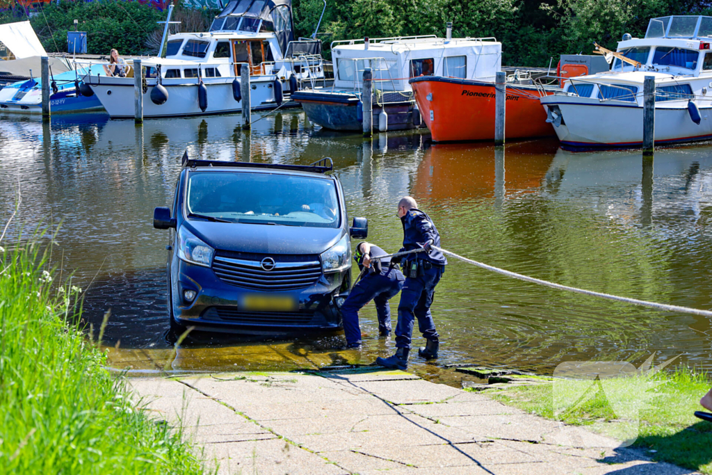 Bestelbus rolt van boothelling, politie grijpt in