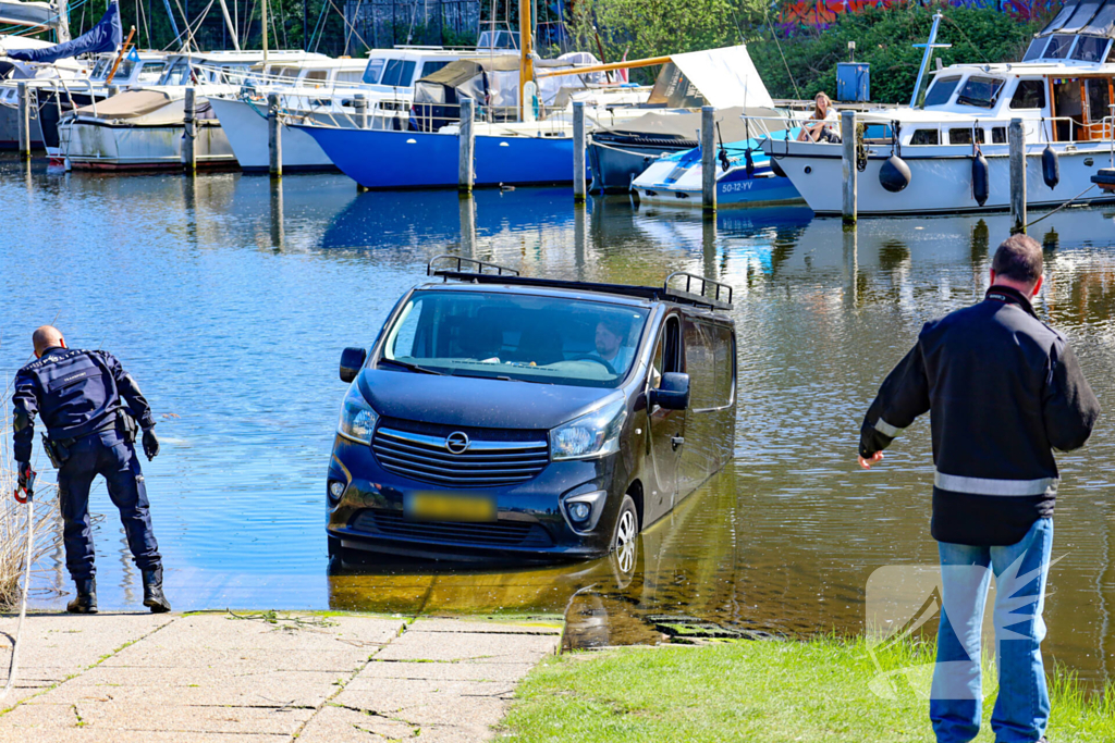 Bestelbus rolt van boothelling, politie grijpt in