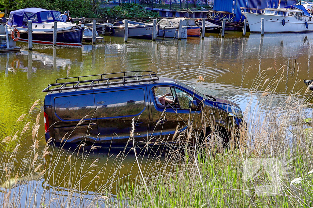 Bestelbus rolt van boothelling, politie grijpt in