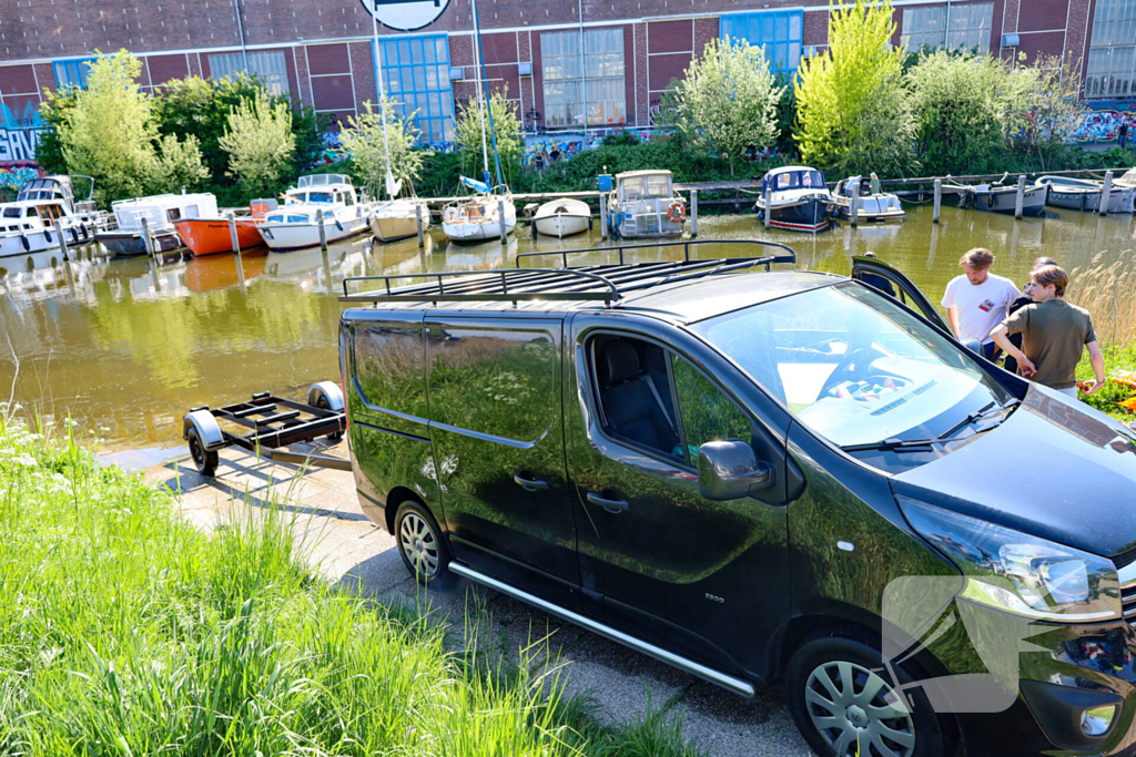 Bestelbus rolt van boothelling, politie grijpt in