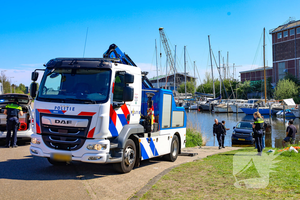 Bestelbus rolt van boothelling, politie grijpt in