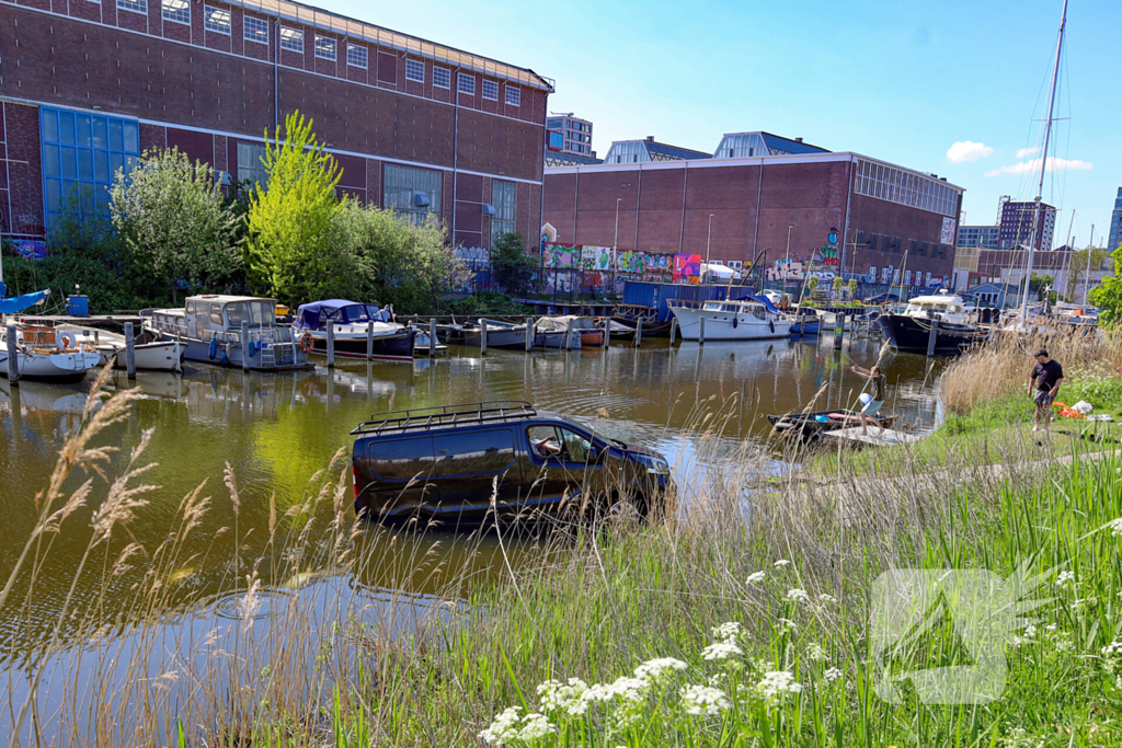 Bestelbus rolt van boothelling, politie grijpt in